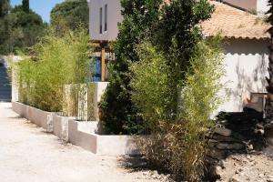 een rij struiken naast een huis bij Appartement L'île Verte à la Ciotat in La Ciotat