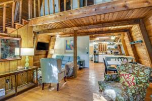 LavoniaにあるPet-Friendly Lavonia Cabin, Walk to Lake Hartwell!のテーブルと椅子、キッチンのあるリビングルーム