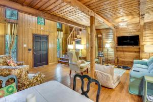 LavoniaにあるPet-Friendly Lavonia Cabin, Walk to Lake Hartwell!のリビングルーム(ウッドパネル、テレビ付)