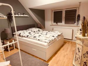 Postel nebo postele na pokoji v ubytování Gemütliche Dachgeschosswohnung