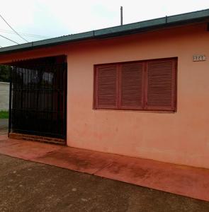 un edificio con dos ventanas y una puerta en Casa Marconi, en Posadas