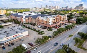 Una vista aérea de una calle de la ciudad con edificios. en Belle Maison near Medical Center NRG Stadium, en Houston