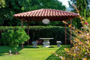 A garden outside Melograno Apartments and Studios