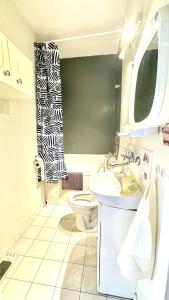 Un baño con lavabo e inodoro en Sady Żoliborskie, en Varsovia