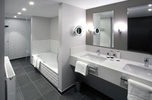 Koupelna v ubytování Hotel am Fischmarkt + 33 fotografií