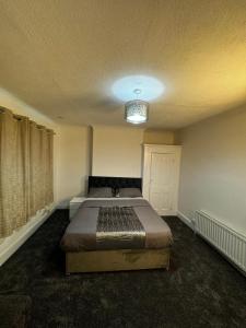 un dormitorio con una cama en una habitación en QD Homes, en Kent