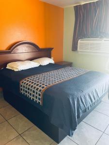 Ένα ή περισσότερα κρεβάτια σε δωμάτιο στο Belmont Motel