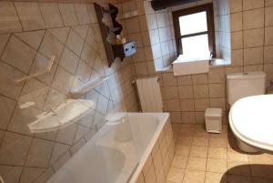 łazienka z wanną, umywalką i toaletą w obiekcie La Lobera w mieście Las Rozas de Valdearroyo