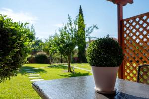 A garden outside Melograno Apartments and Studios