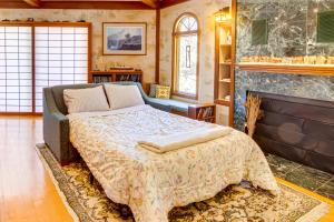 Ένα ή περισσότερα κρεβάτια σε δωμάτιο στο Star House Unique Home with 360 Mountain Views! +37 φωτογραφίες