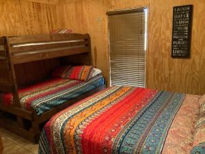 een slaapkamer met een stapelbed en een bord aan de muur bij Clear Water Casa in Concan +18 foto's