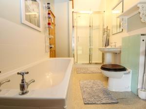 une salle de bains avec baignoire, toilettes et lavabo dans l'établissement Chenalls Cottage, à Helston 37 autres photos