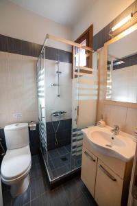 A bathroom at Melograno Apartments and Studios