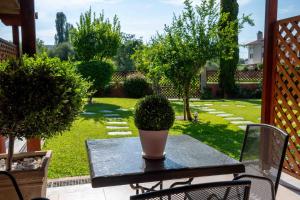 A garden outside Melograno Apartments and Studios