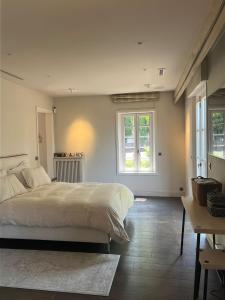 Un dormitorio con una cama grande y dos ventanas. en Charming Villa, en Mougins 35 fotos más