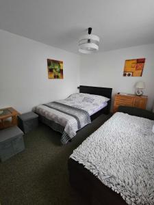 une chambre avec deux lits dans une pièce dans l'établissement Domek letniskowy na Mazurach, à Mrągowo