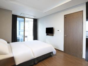 Haeundae Wide Ocean View & Residence客房内的一张或多张床位