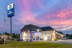 ディクソンにあるBest Western Dicksonの前に看板がある建物