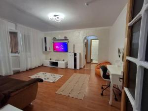 ein Wohnzimmer mit Sofa und Fernseher in der Unterkunft Apartament Alis2011 in Buzău + 3 Fotos