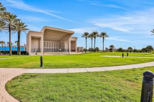 ジャクソンビルにあるBrand new home with open layout, office, & great location - dog-friendlyのヤシの木と歩道のある公園内の建物