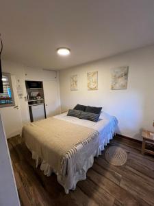a bedroom with a large bed in a room at Ulen in Ushuaia