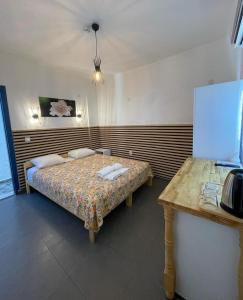 A bed or beds in a room at ÇAKIR BUTİK OTEL