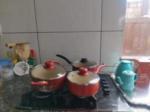zwei Töpfe auf dem Herd in der Unterkunft Casa aconchegante in Pará de Minas + 5 Fotos