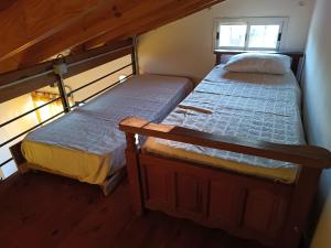 two twin beds in a small room with a window at VMdormis in Neuquén