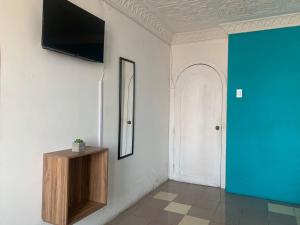 TV a/nebo společenská místnost v ubytování Hostal El Naufrago 2