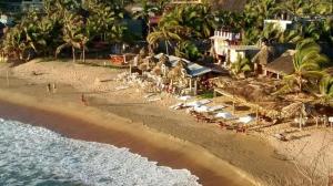 Una vista aérea de una playa con un resort. en lolas 68, en San Pedro Pochutla