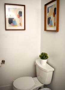 O baie la The House Hotels - Thoreau #3 - Centrally Located in Lakewood - 10 Minutes to Downtown Attractions +59 fotografii