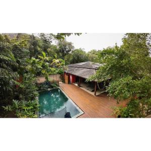 an overhead view of a house with a swimming pool at Casa Tubarão - Piscina Aquecida em Camburi in Camburi
