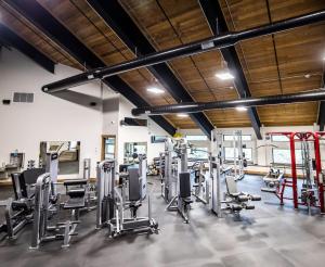 Fitness centrum a/nebo fitness zařízení v ubytování #1Condo Glacier Resort Pool Golf HotTub Sauna Gym