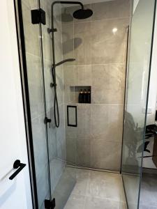 Kamar mandi di luxury private bathroom super comfy bed modern home