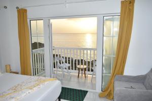 Irie Vibes Ocean View客房内的一张或多张床位