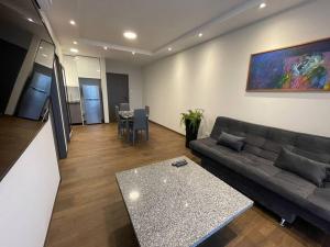 a living room with a couch and a table at Equipetrol Depto 1 Dorm piso 12 in Santa Cruz de la Sierra
