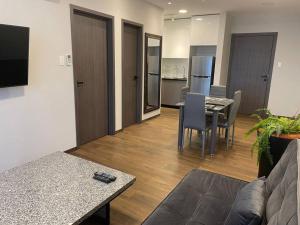 a living room with a couch and a table at Equipetrol Depto 1 Dorm piso 12 in Santa Cruz de la Sierra