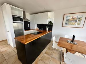 Kuchyň nebo kuchyňský kout v ubytování Beachfront on Waiheke