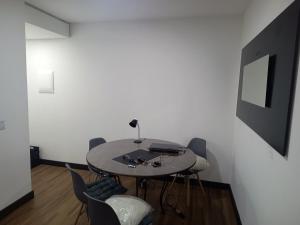 una sala da pranzo con tavolo e sedie di Este espaço está disponível somente para locação anual a Canoas