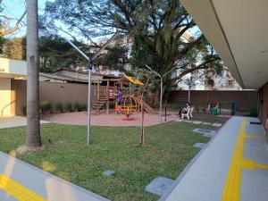 un parco con un parco giochi con uno scivolo di Este espaço está disponível somente para locação anual a Canoas