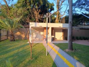 una casa con una palma nel cortile di Este espaço está disponível somente para locação anual a Canoas Altre 3 foto