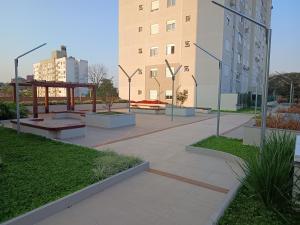un parco con panchine e un edificio sullo sfondo di Este espaço está disponível somente para locação anual a Canoas