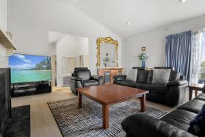 Televiisor ja/või meelelahutuskeskus majutusasutuses 5-Bed Haven with Pool Minutes From Beaches & Parks