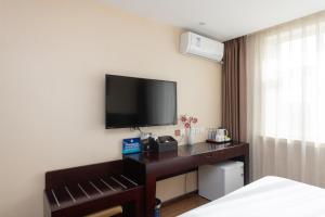 TV a/nebo společenská místnost v ubytování Golden Inns Chain Hotel Beijing JianGuomen 金泰之家北京站店