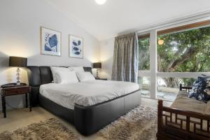 Voodi või voodid majutusasutuse 5-Bed Haven with Pool Minutes From Beaches & Parks toas