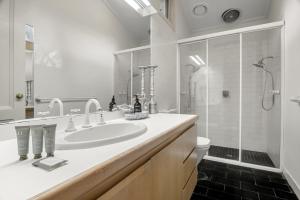 Vannituba majutusasutuses 5-Bed Haven with Pool Minutes From Beaches & Parks