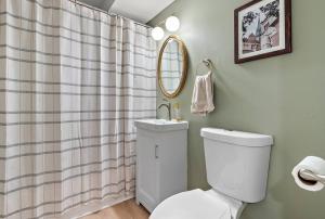 Ένα μπάνιο στο St Paul Speakeasy with King Bed +15 φωτογραφίες