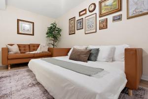 Χώρος καθιστικού στο St Paul Speakeasy with King Bed
