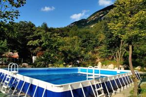 Bazén v ubytování Pocheon Sanjeong Hosoo Glamping nebo v jeho okolí