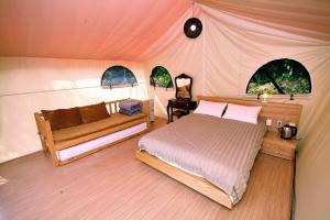 Postel nebo postele na pokoji v ubytování Pocheon Sanjeong Hosoo Glamping